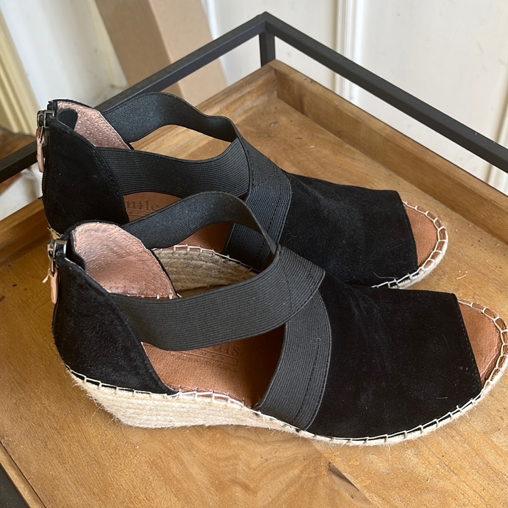 Kenneth Cole, Gentle Souls, Signature shoes. Size 8.5 M.